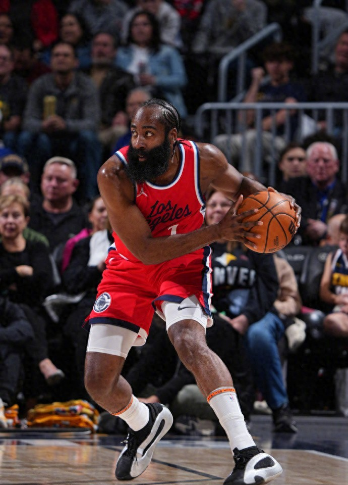 赛前NBA季后赛传出新动向，皇家马德里队长鼓劲，管理层表态：赛场秩序良好，轮换策略成焦点的简单介绍