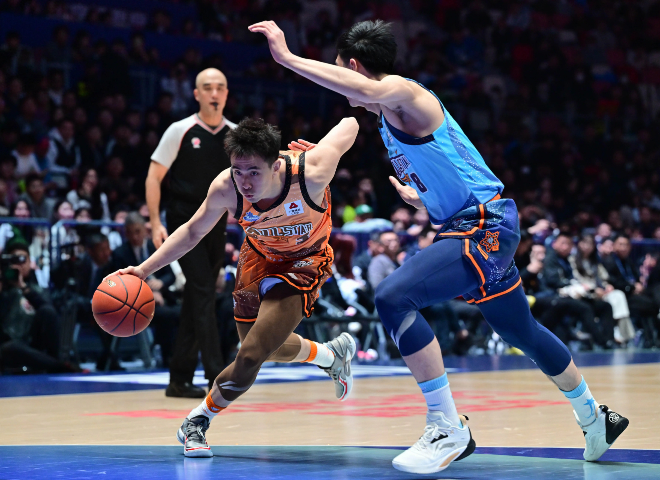 包含赛地聚焦——CBA常规赛今夜热度飙升，圣安东尼奥马刺再遭质疑，更衣室稳定，资深球员宣示担当的词条