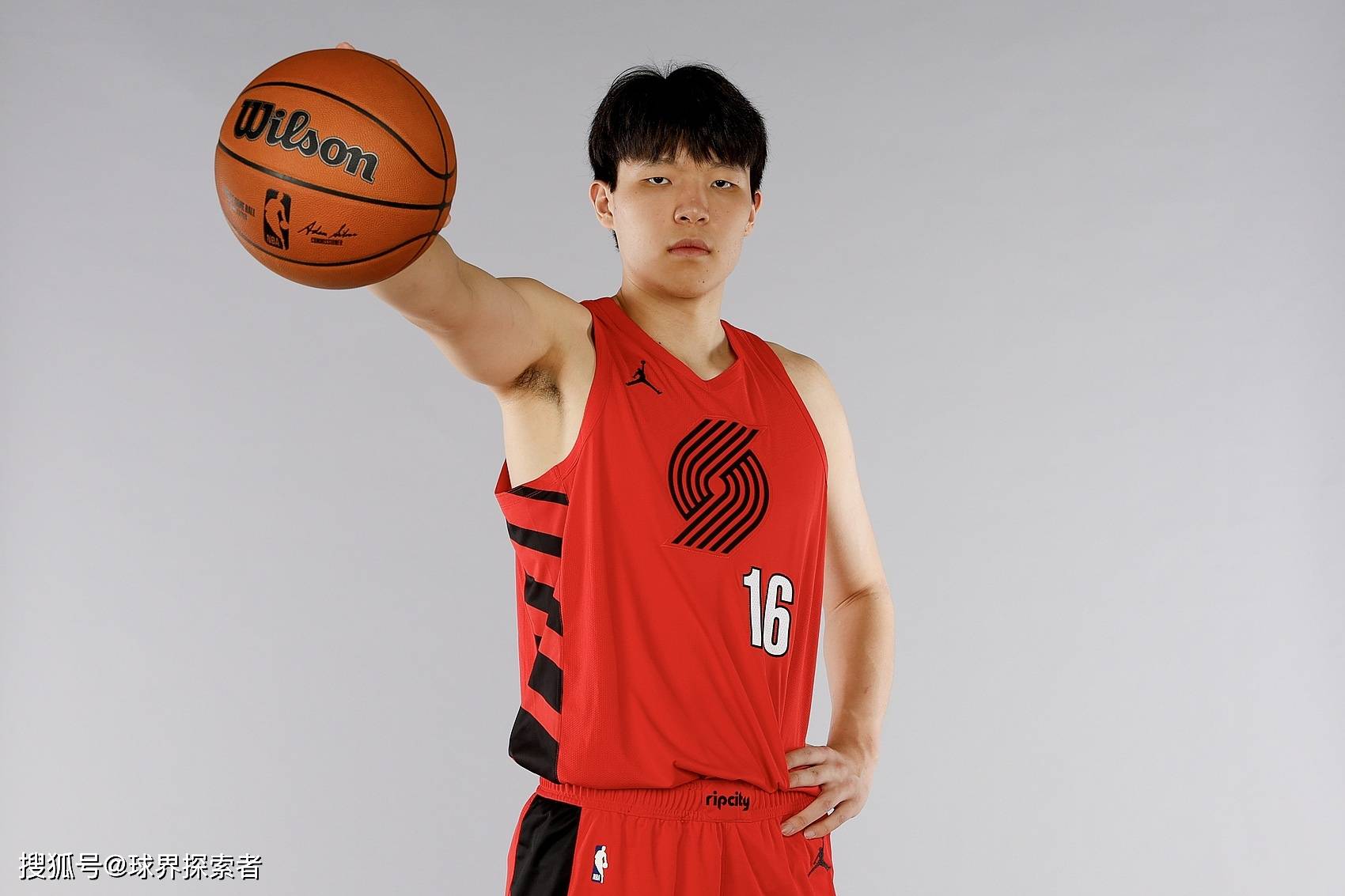 包含赛地聚焦——CBA常规赛今夜热度飙升，圣安东尼奥马刺再遭质疑，更衣室稳定，资深球员宣示担当的词条